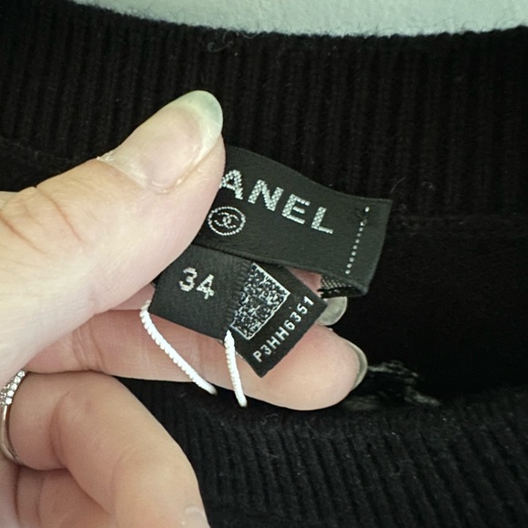 NWT CHANEL 2022 SPRING SUMMER CASHMERE SWEATER. BLACK AND WHITE. SIZE 34 (US XS) - Picture 6 of 7